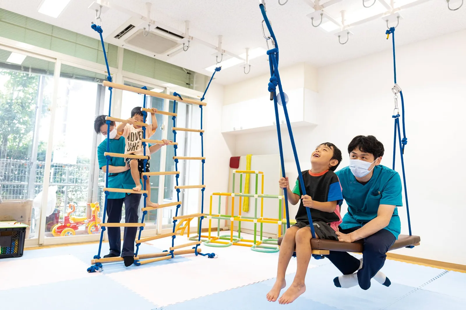 小児リハビリテーション室で運動遊びに取り組む子どもとスタッフ